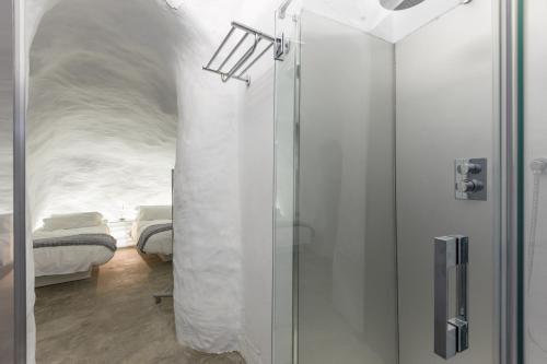 Luxury Cave 100m super terraza vistas Alhambra WIFI客房内的一张或多张床位