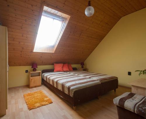 鲍洛通凯赖斯图尔Apartment in Balatonkeresztur 36546的阁楼上的卧室配有一张大床