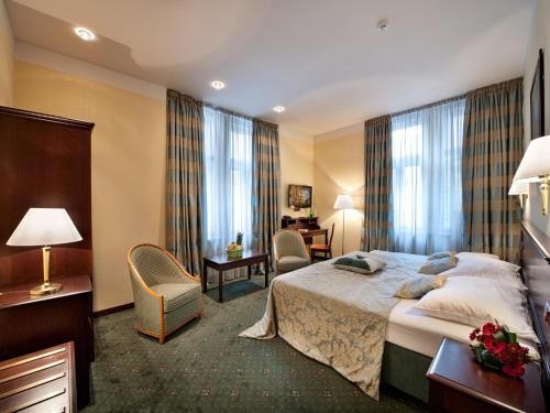布拉格EA市区酒店的配有一张床和一张书桌的酒店客房