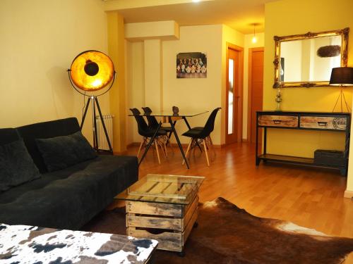 萨莫拉Atrio Zamora的客厅配有沙发和桌椅