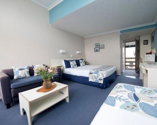 帕拉帕拉乌姆海滩海边莱特汽车旅馆的酒店客房,设有两张床和一张沙发