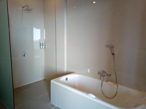 姆杜克Atres Sari Resort的设有带浴缸和淋浴的浴室。