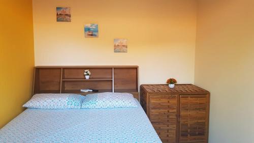 巴拉格兰德Pousada Barra Sol的一间卧室配有一张床和一个木制梳妆台