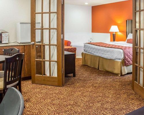 Milford欧克博奇套房罗德威旅馆的酒店客房设有一间带一张床和一张桌子的卧室