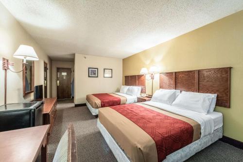 布雷纳德Econo Lodge的酒店客房配有两张床和一张书桌
