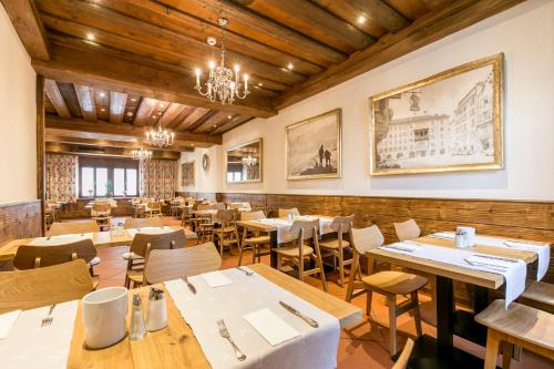 因斯布鲁克赛勒酒店的餐厅设有木制天花板和桌椅