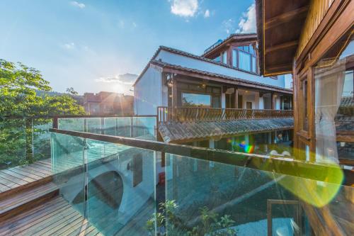 昆明燕巢庭院民宿的一座带游泳池的房子的图象
