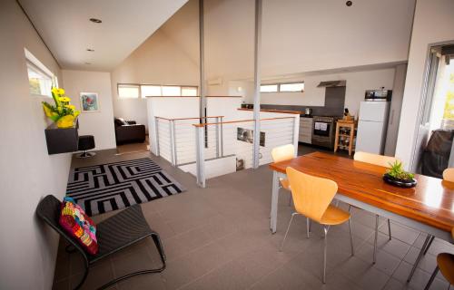 奥尔巴尼Hanover Bay Apartments的厨房以及带桌椅的用餐室。