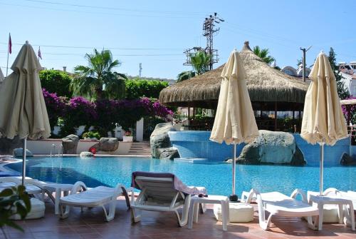 马尔马里斯贝格维勒酒店的度假村内带椅子和遮阳伞的游泳池
