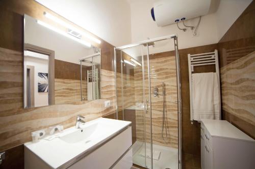 米兰IMHOME - Cadorna House的一间带水槽和淋浴的浴室