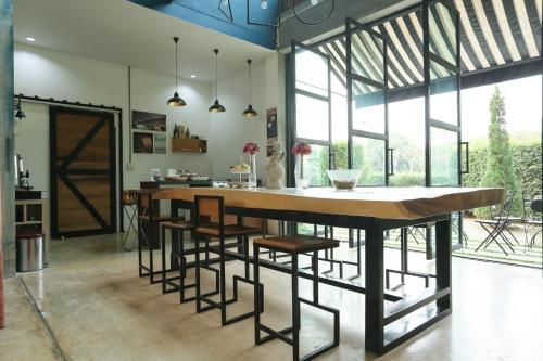 清莱梅诺尼旅馆的厨房配有一张大木桌和凳子