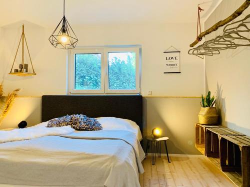 Bandorf欧贝维特度假屋的一间卧室设有一张大床和一个窗户。