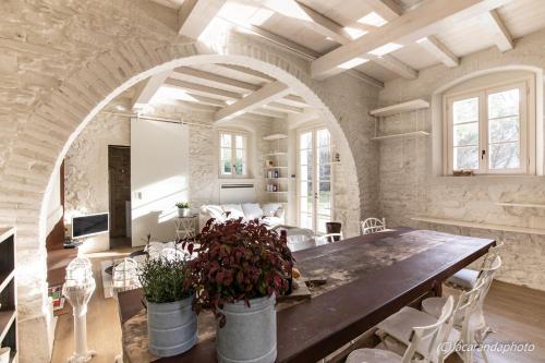 塞拉韦扎Il Borgo Mediceo的大型用餐室配有大桌子和椅子