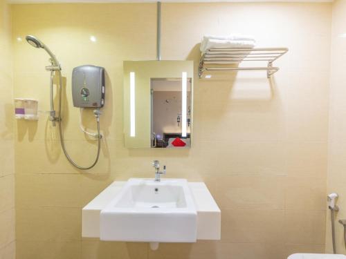 古来Sunlight Hotel Kulai的一间带水槽、淋浴和镜子的浴室