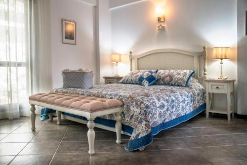 塞尔丘克Artemis Selcuk Suites的一间卧室设有床、两张桌子和一扇窗户