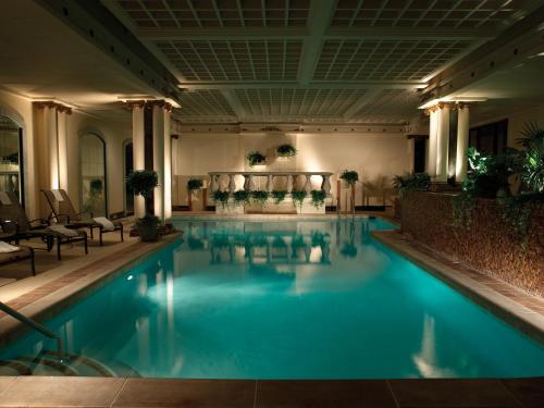 孟菲斯孟菲斯匹尔波地酒店的大楼内的一个蓝色海水游泳池