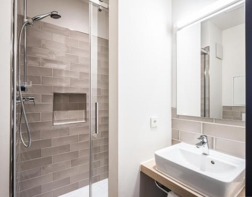 汉堡HUB Apartments的一间带水槽和淋浴的浴室