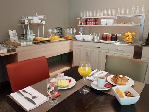 弗朗科尔尚拉苏尔斯酒店的一张桌子,上面放着两盘食物和橙汁