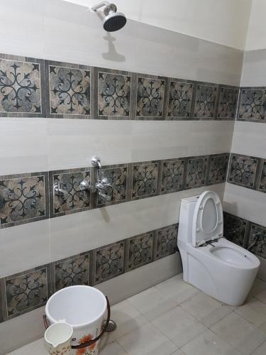 勒克瑙SM Guest House的一间带卫生间和水槽的浴室