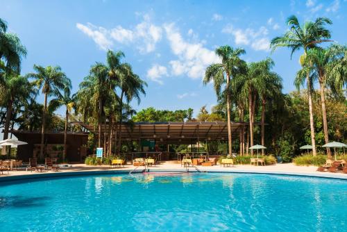 伊瓜苏维瓦卡塔瑞斯度假酒店的棕榈树度假村的游泳池