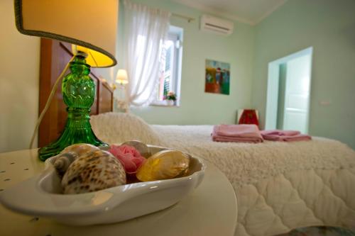 塔兰托拉维拉德拉梅达酒店的一张床旁边的桌子上放着一碗食物