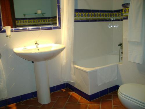 洛斯帕拉西奥西维利亚夫兰卡圣克鲁斯酒店的一间带水槽和卫生间的浴室
