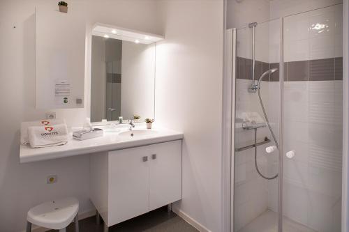 新城勒鲁瓦多米蒂斯莱沙布勒多洛公寓式酒店的白色的浴室设有水槽和淋浴。