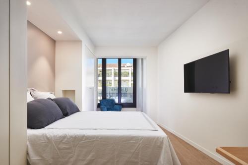 戛纳3P BETWEEN CROISETTE BEACHES AND ANTIBES STREET的一间卧室配有一张床和一台平面电视