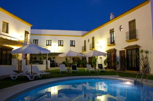 阿兹纳尔卡扎尔奥提格庄园酒店的夜间带游泳池的别墅