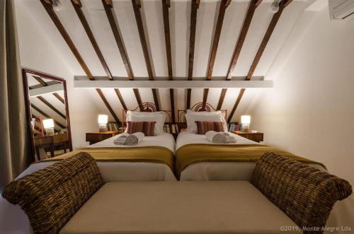 埃斯托利尔Casa do Tamariz, XIX century Beach House的卧室内两张并排的床