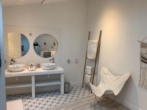 马赛圣特公寓的浴室设有2个水槽和2面镜子