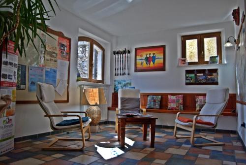 奇维泰拉阿尔费德纳Casa Hotel Civitella的一间设有三把椅子和一张桌子的房间