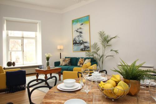 塔林托姆比亚老城塔林市公寓的客厅配有桌子和蓝色沙发
