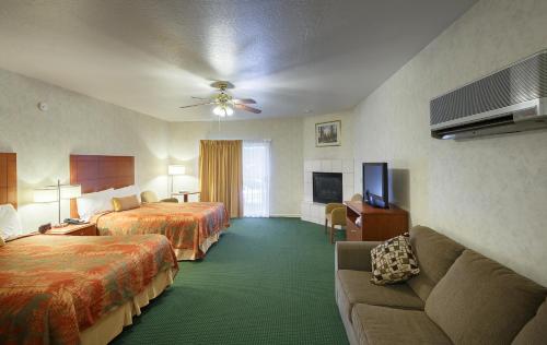 马里波萨矿工酒店的酒店客房,设有两张床和一张沙发