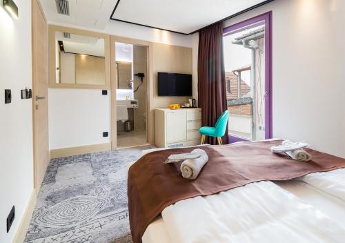 萨拉热窝Hotel Boss的一间卧室设有一张大床和一个大窗户