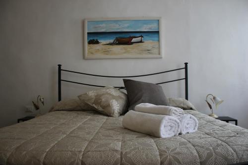 佛罗伦萨Casa Naldi 2的一间卧室配有带毛巾的床