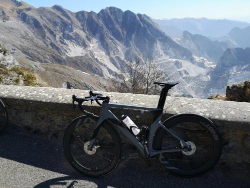 特拉罗Miramaretellaro的一辆自行车停在墙上,享有山景