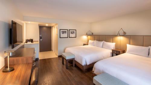 圣乔治斯勒乔治村酒店的酒店客房设有两张床和电视。