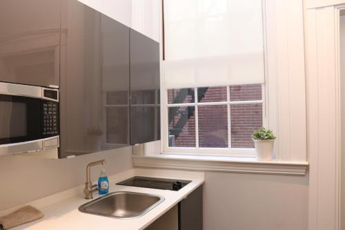 波士顿Charming & Stylish Studio on Beacon Hill #3的厨房设有水槽和窗户。