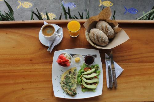 阿约拉港德尔马旅馆的一张桌子,上面放着一盘食物,包括鸡蛋和面包