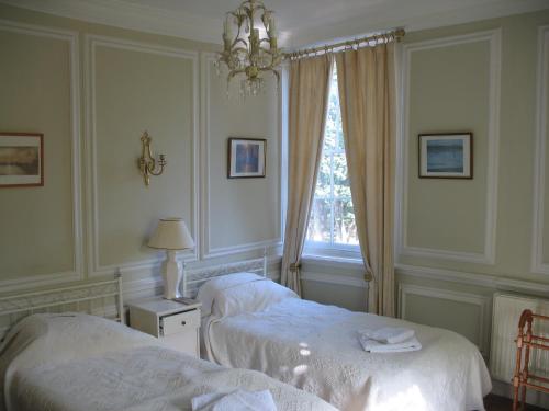 切姆乐富门住宿加早餐旅馆的一间卧室设有两张床和窗户。