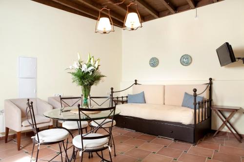 格拉纳达卡萨奎斯塔德尔瓜公寓酒店的客厅配有床和桌椅