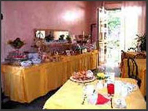 里米尼莫德尔诺酒店的房间里一组桌子,上面有食物