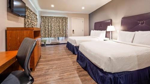 Motel 6 Ridgecrest, CA China Lake客房内的一张或多张床位