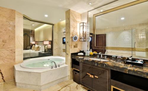 成都三岔湖环球融创天堂洲际酒店的一间带浴缸和大镜子的浴室