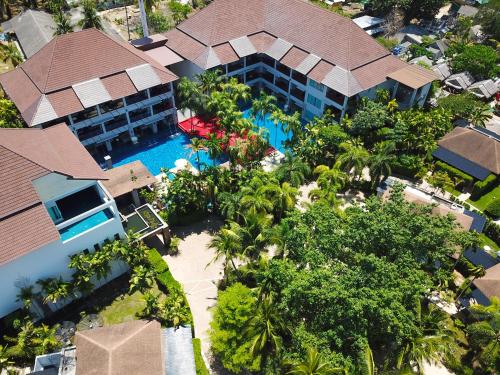 高兰兰塔沙洲Spa度假酒店的享有带游泳池的度假村的空中景致