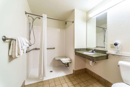 奥法伦Welcome Suites-O'Fallon的一间带卫生间和水槽的浴室