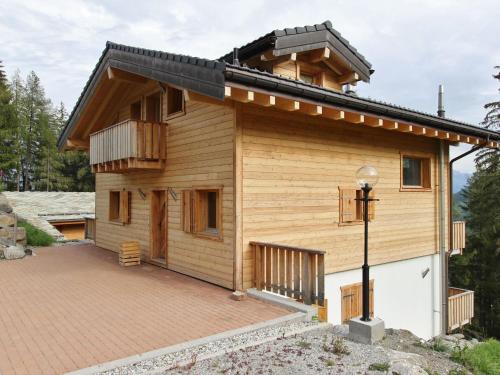 拉茨欧马兹Charming chalet in La Tzoumaz with open fireplace的大型木制房屋设有大型天井。