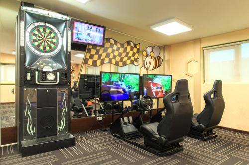 台北天成文旅-蜂巢-台北车站的一间游戏室,内设飞镖盘和数台电视