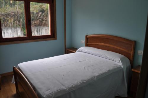 格罗韦PISO MARENTES的一间卧室设有一张床和一个窗口